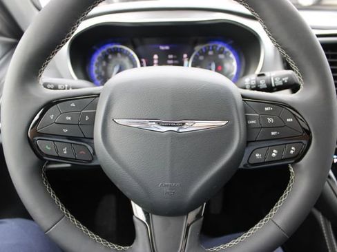 Used 2025 Chrysler Pacifica Limited FWD image 26