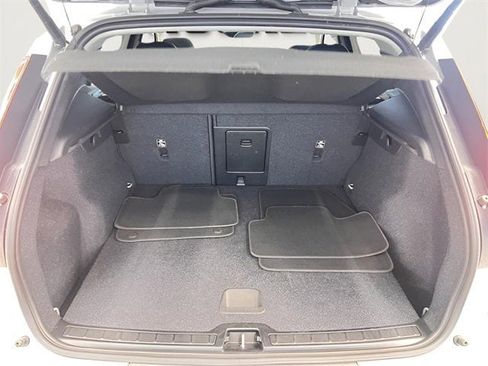 Used 2024 Volvo XC40 B5 Core image 9