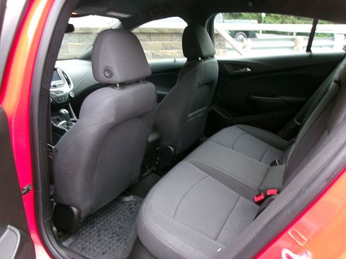 Used 2018 Chevrolet Cruze LT w/ Convenience Package image 11