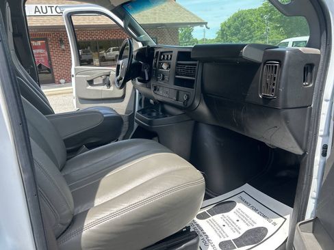Used 2017 Chevrolet Express 2500 RWD image 17