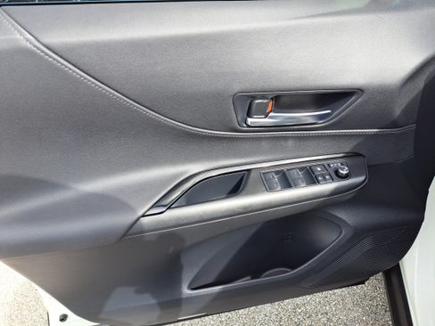 Used 2021 Toyota Venza LE image 12