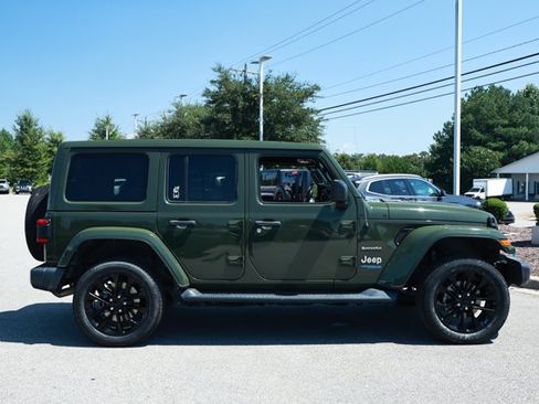 Used 2022 Jeep Wrangler Unlimited Sahara w/ Cold Weather Group AWD/4WD image 4
