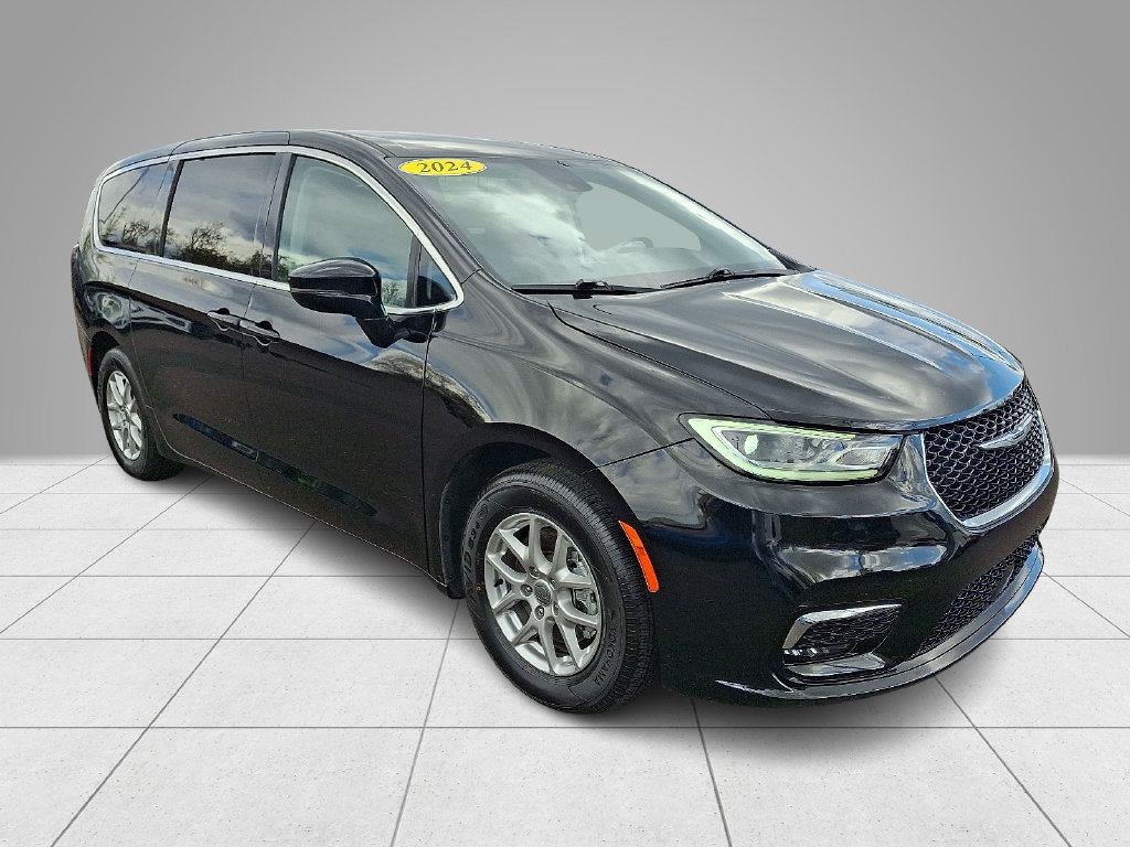 Used 2024 Chrysler Pacifica Touring-L FWD image 5