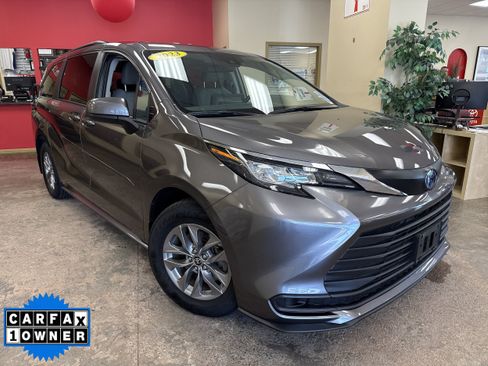 Used 2023 Toyota Sienna LE FWD image 1