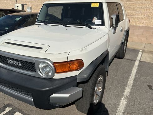 Used 2014 Toyota FJ Cruiser 4WD w/ Convenience Package image 3