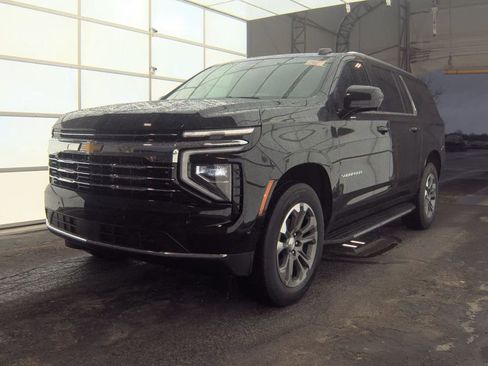 Used 2025 Chevrolet Suburban LT image 1