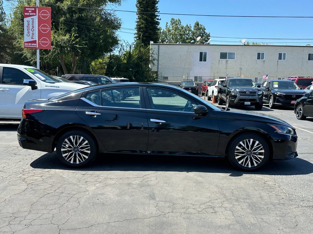 Used 2024 Nissan Altima 2.5 SV FWD image 9