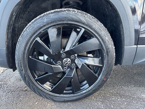 Used 2024 Volkswagen Taos SEL image 9