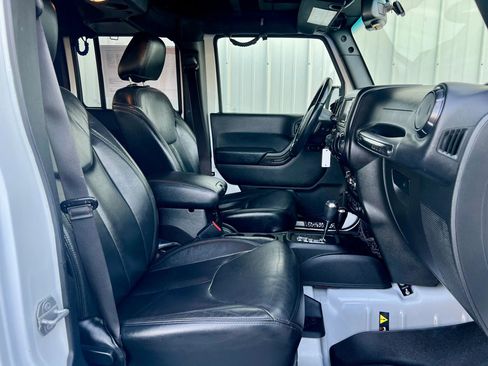 Used 2017 Jeep Wrangler Unlimited Sahara image 31