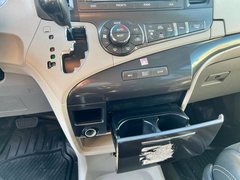 Used 2013 Toyota Sienna SE FWD image 16