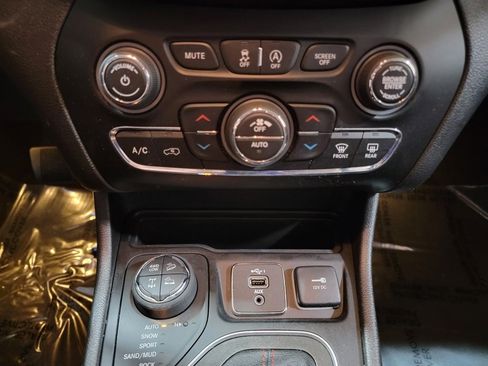 Used 2021 Jeep Cherokee Trailhawk w/ Technology Group image 25