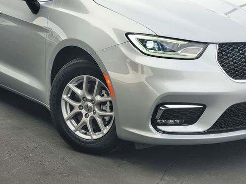 Used 2024 Chrysler Pacifica Touring-L image 3