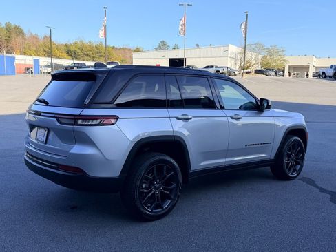 New 2025 Jeep Grand Cherokee Limited image 10