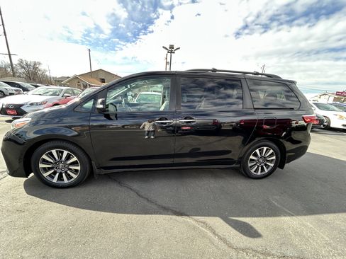 Used 2018 Toyota Sienna Limited w/ Carpet Mat Package image 5