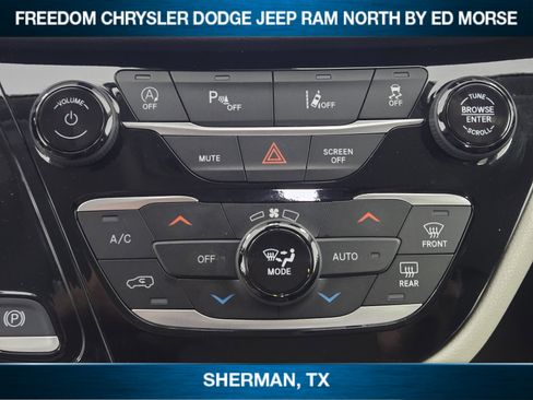 Used 2024 Chrysler Pacifica Touring-L image 13