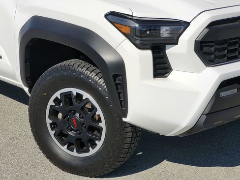 Used 2024 Toyota Tacoma TRD Off-Road AWD/4WD image 9