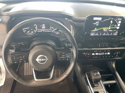 Used 2024 Nissan Pathfinder SL w/ SL Premium Package image 11