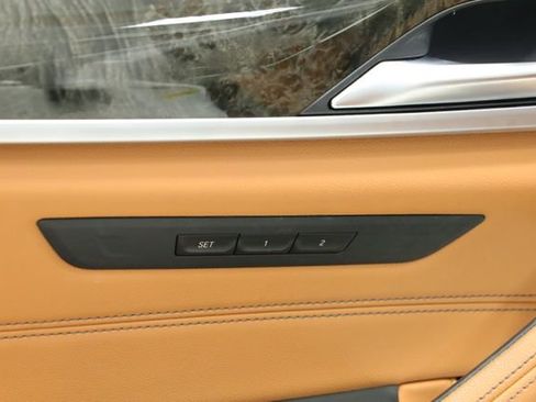 Used 2023 BMW 540i w/ Convenience Package image 34