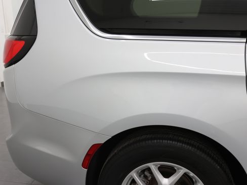 Used 2024 Chrysler Pacifica Touring-L FWD image 25