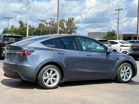 Used 2022 Tesla Model Y Long Range AWD/4WD image 29