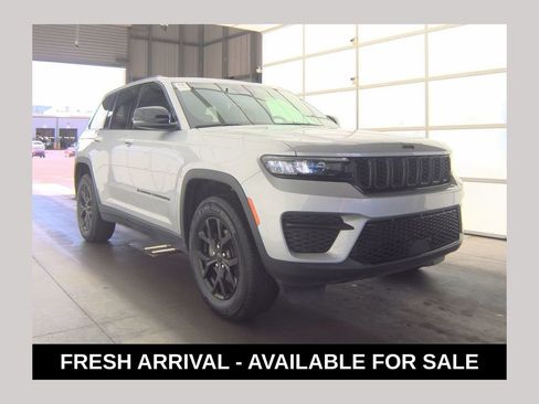 Used 2024 Jeep Grand Cherokee Altitude image 1