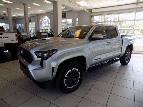 Used 2024 Toyota Tacoma TRD Sport w/ TRD Sport Upgrade Package RWD image 3