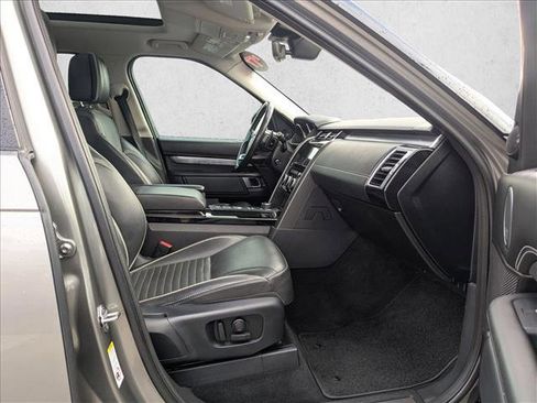 Used 2017 Land Rover Discovery First Edition image 21