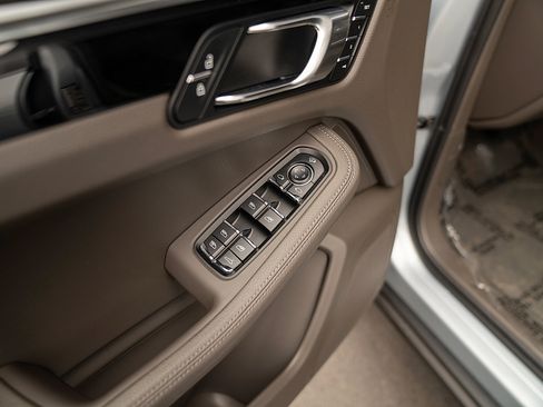 Used 2023 Porsche Macan image 18