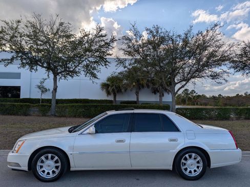 Used 2008 Cadillac DTS Luxury I w/ Sun And Sound Package image 9