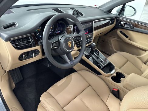 Certified 2025 Porsche Macan image 4