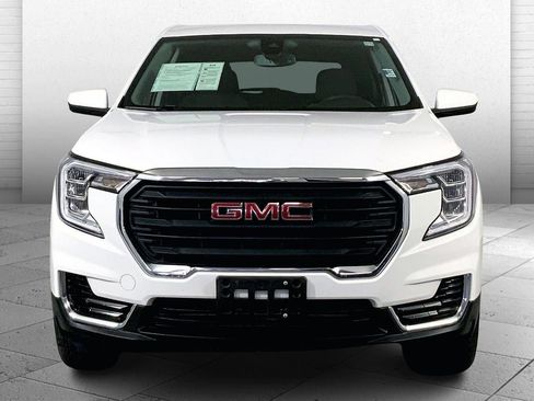 Used 2024 GMC Terrain SLE image 2