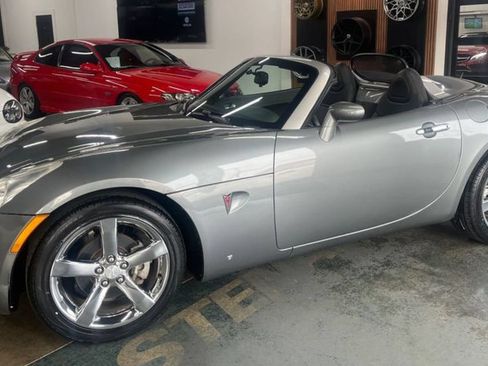 Used 2007 Pontiac Solstice Convertible w/ Premium Package RWD image 1