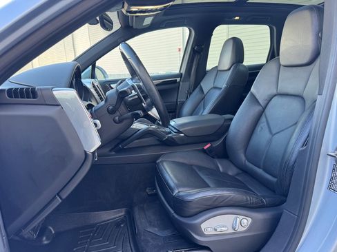 Used 2016 Porsche Cayenne w/ Premium Package image 14