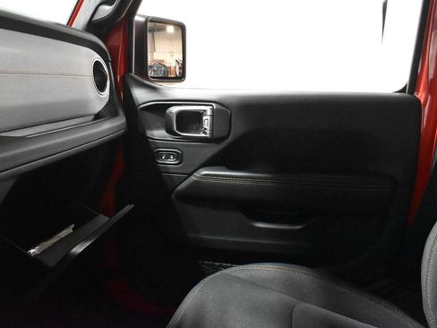 Used 2025 Jeep Wrangler Sahara image 19