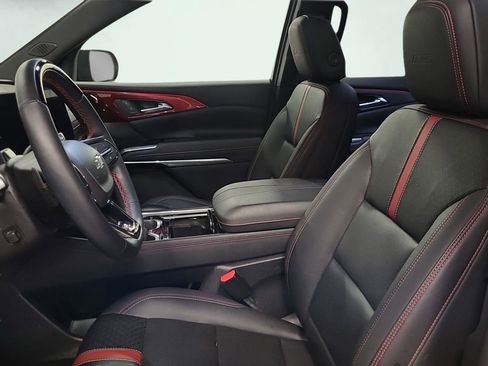 Used 2024 Chevrolet Traverse RS image 9