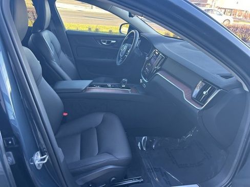 Used 2025 Volvo V60 B5 Cross Country Plus image 15