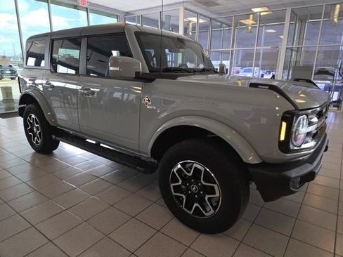 Used 2023 Ford Bronco Outer Banks AWD/4WD image 2