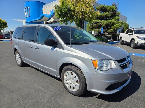 Used 2018 Dodge Grand Caravan SE w/ UConnect Hands-Free Group FWD image 1