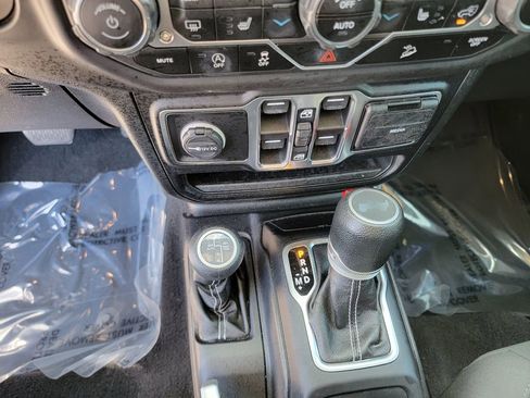 Used 2020 Jeep Wrangler Unlimited Sahara AWD/4WD image 21