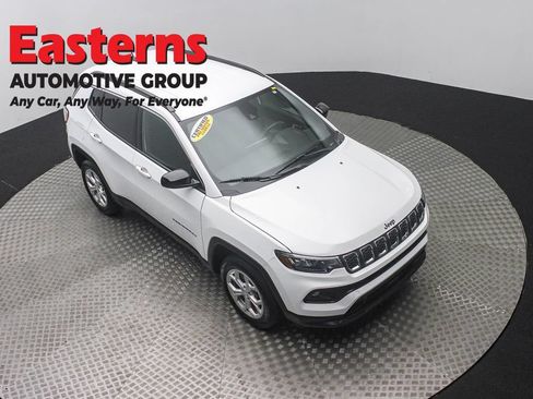 Used 2024 Jeep Compass Latitude AWD/4WD image 3