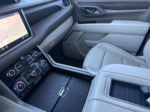 Used 2021 GMC Yukon Denali w/ Denali Premium Package image 32