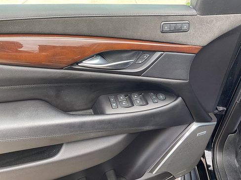 Used 2019 Cadillac Escalade Luxury AWD/4WD image 10