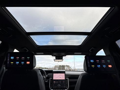 Used 2025 GMC Yukon Elevation w/ Elevation Premium Package image 22