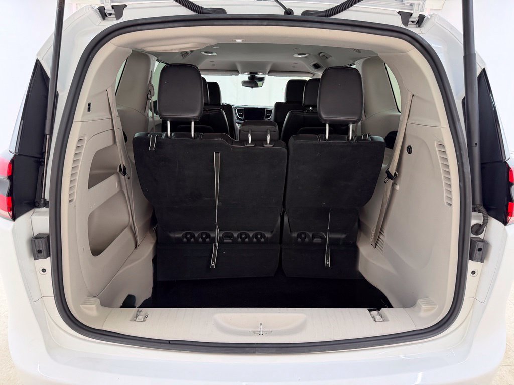 Used 2023 Chrysler Pacifica Touring-L FWD image 5