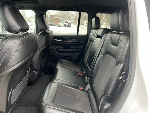 Used 2024 Jeep Grand Cherokee Altitude image 5