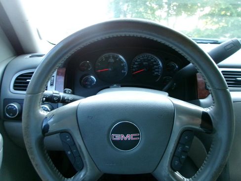 Used 2011 GMC Yukon SLT AWD/4WD image 17