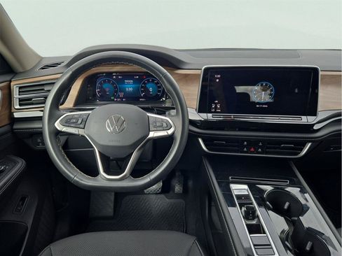 Used 2024 Volkswagen Atlas SE FWD image 16