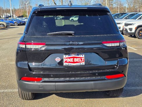 New 2025 Jeep Grand Cherokee Laredo image 10