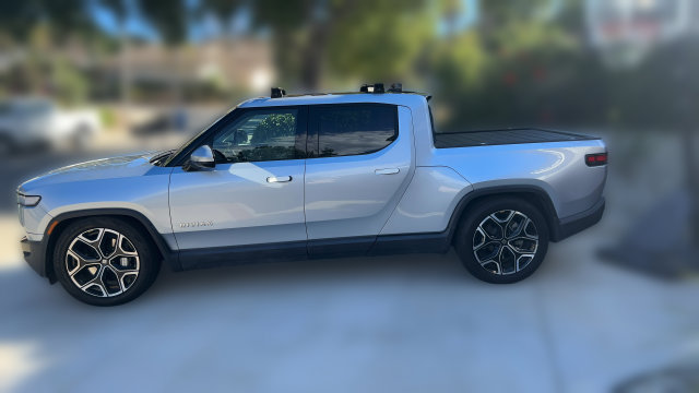 Used 2023 Rivian R1T Adventure Dual AWD/4WD image 3