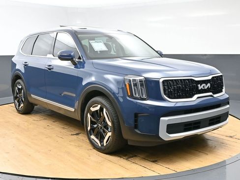 Used 2025 Kia Telluride EX w/ EX Captain's Chair Package FWD image 4